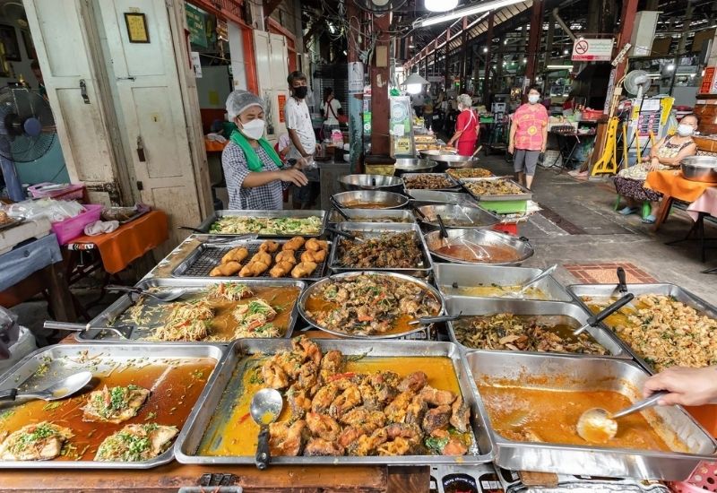 Street Food Paradise: Best Local Eats Around Dinso Road Hotel