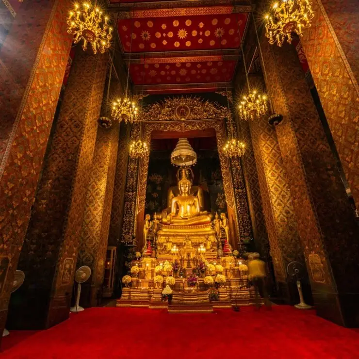 Steps from Dinso Road: Uncover the Serenity of Wat Bowon Niwet