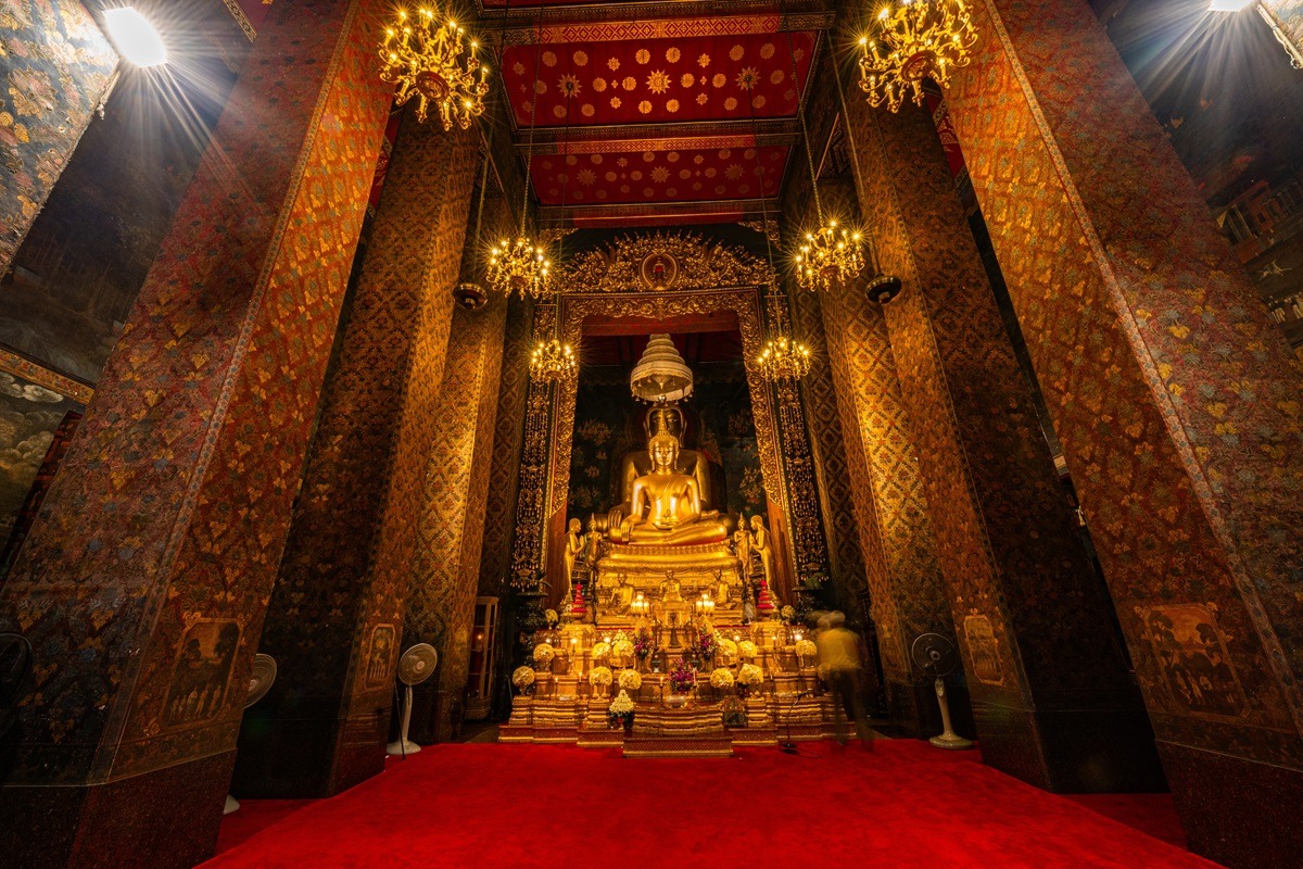 Steps from Dinso Road: Uncover the Serenity of Wat Bowon Niwet
